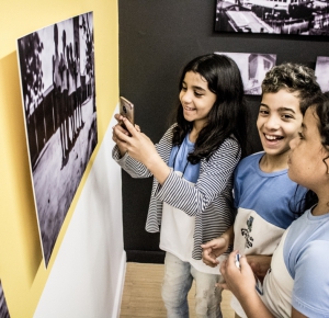 Em média, 300 crianças visitaram o museu para ver suas fotografias exibidas