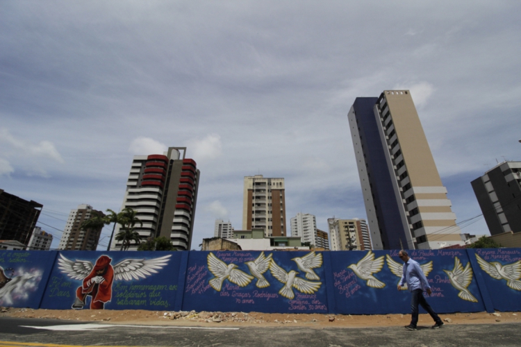 Pinturas com temas religiosos no local onde ficava o Edif&iacute;cio Andr&eacute;a (Fotos: Sandro...
