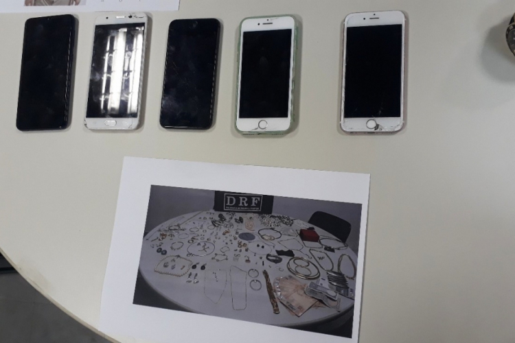 Na imagem, fotos das joias apreendidas na última ação. Um relógio e duas chaves de fenda tamb...