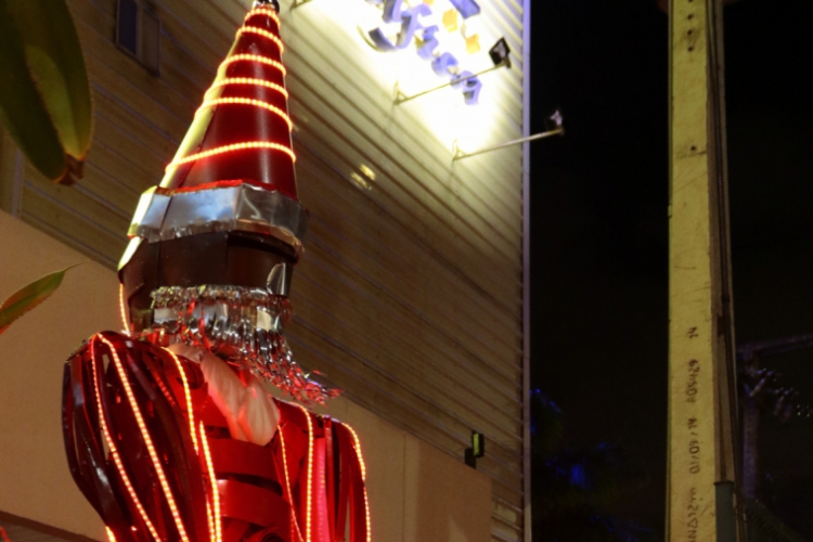 FORTALEZA, CE, BRASIL, 13-12-2019: Papai Noel do Shopping Benfica feito em materiais reciclados, ...