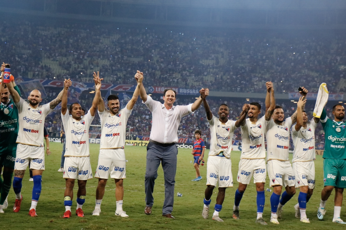 Fortaleza, ceara, 08 de dezembro de 2019, lances do jogo entre Fortaleza x Bahia, pelo campeonato brasileiro 2019, na arena castelao. Em destaque a comemora&ccedil;&atilde;o do t&eacute;cnico Rog&eacute;rio Ceni com o elenco do Fortaleza.