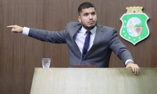 Andr&eacute; Fernandes foi suspenso por 30 dias