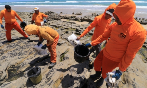 Vazamento de &oacute;leo atingiu praias do Brasil