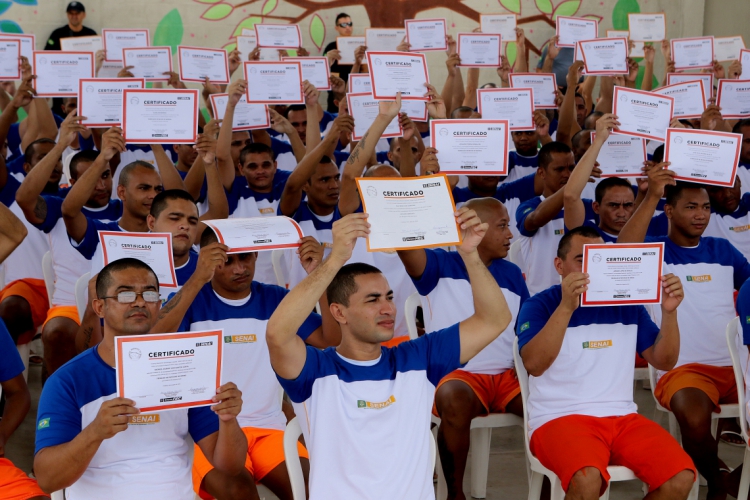 Presos da unidade Antonio Sobreira recebem certificados de conclus&atilde;o de cursos do Senai(fo...