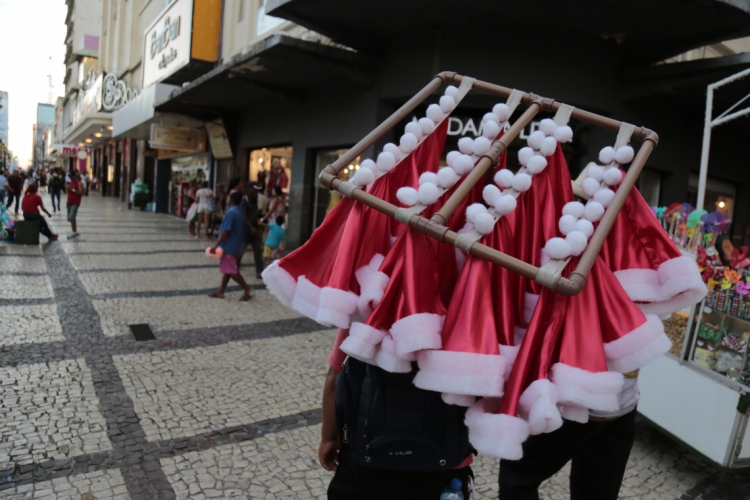 Comerciante expõe produtos natalinos para venda no Centro. (foto: AURELIO ALVES)