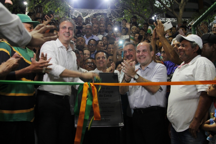 Camilo Santana e Roberto Cl&aacute;udio revelando a placa de conclus&atilde;o da Areninha do Parq...