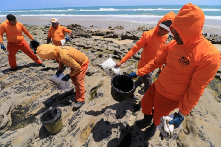 ÓLEO também atingiu praias do Ceará