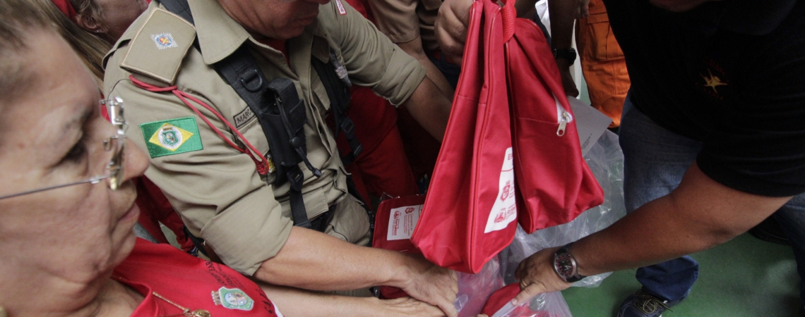 Participantes do projeto recebem os kits no evento do Projeto Sa&uacute;de, Bombeiros e Sociedade