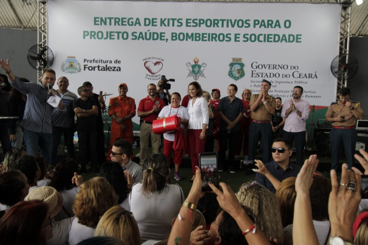 Evento de Entrega de kits esportivos para o projeto Sa&uacute;de, Bombeiros e Sociedade(foto: San...