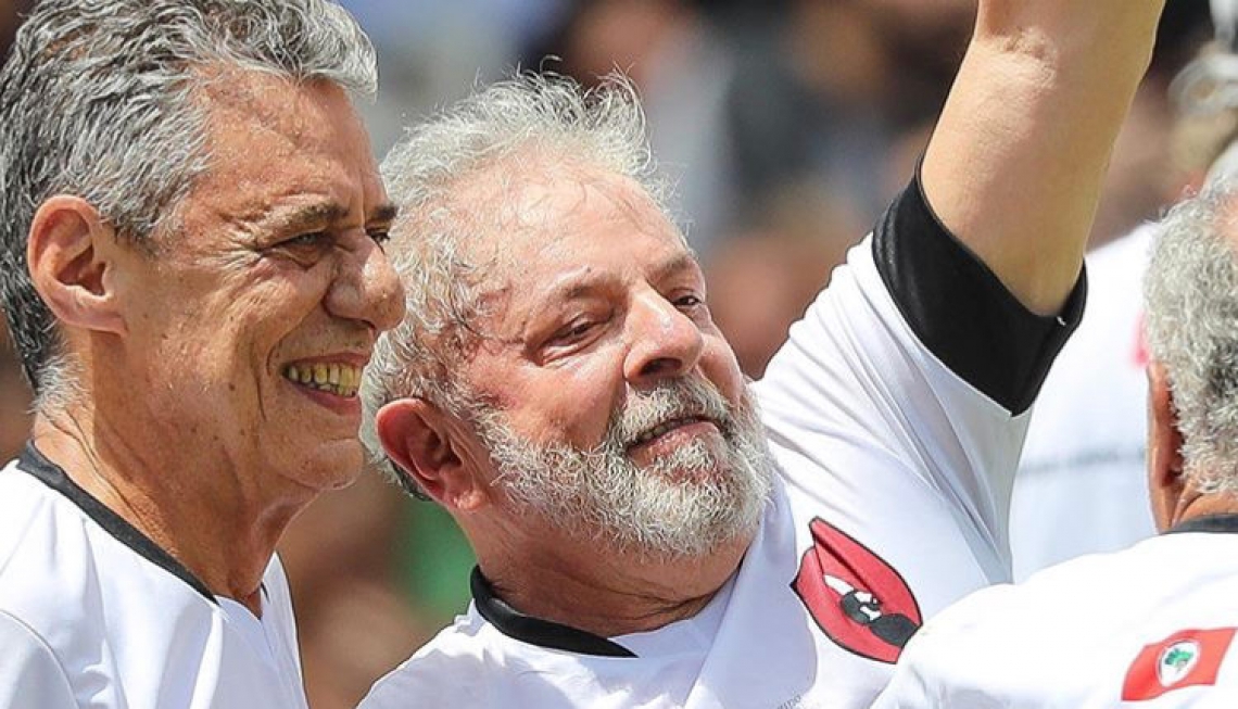 Chico Buarque e Lula comemorando vitória