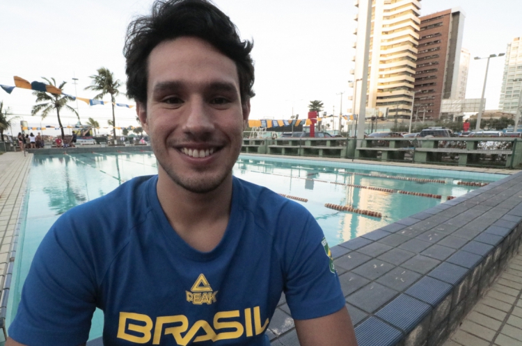 FORTALEZA, CE, BRASIL, 27-12-2019: Treinamento do nadador Luiz Altamir com as crianças do Projeto Nadando na Frente, no Ideal Club, Meireles. (BÁRBARA MOIRA/ O POVO)