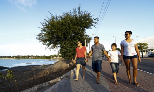 Família passeia pelo novo calçadão da Lagoa da Parangaba