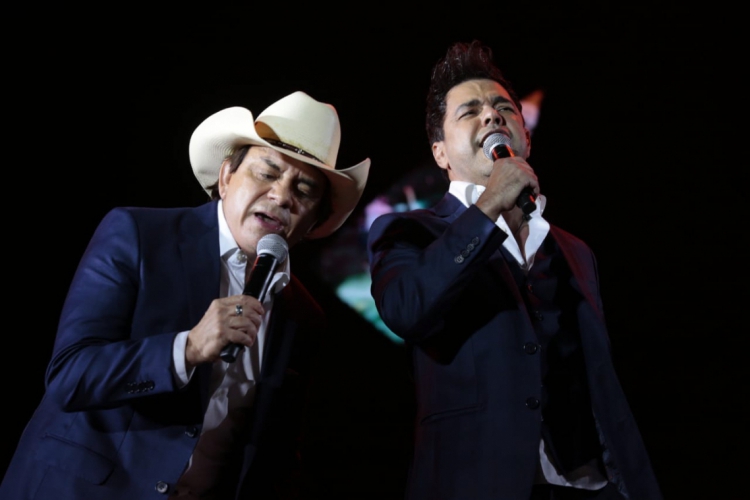 &Agrave;s 20 horas, a live 'Villa Mix em Casa - Amigos', apresenta show de Chit&atilde;ozinho e Xoror&oacute;, Leonardo e Zez&eacute; di Camargo e Luciano (Foto: J&uacute;lio Caesar / O Povo).