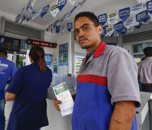 FORTALEZA, CE, Brasil. 30.12.2019: Movimentação em loterias. Na foto: Rigoberto Bezerra, 32, mecânico. (Foto: Deísa Garcêz / Especial para O Povo)