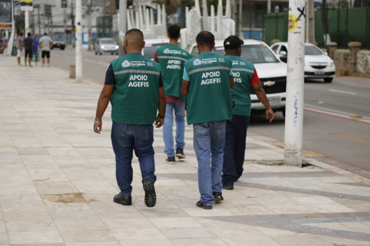 Fiscais da Agefis circulam pela orla da Praia de Iracema (foto: Sandro Valentim)