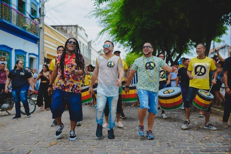 Grupo se apresenta em Canoa Quebrada(foto: Reprodução/Instagram)