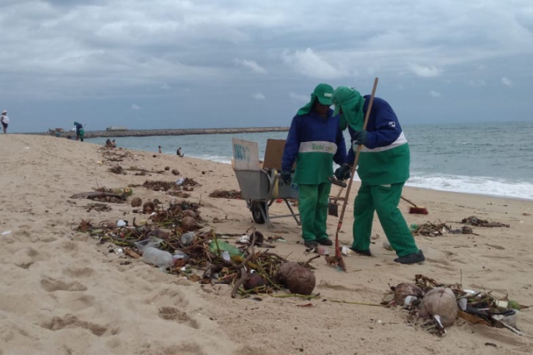 Limpeza realizada na Praia de Iracema antes da festa de Réveillon(foto: SANDRO VALENTIM)