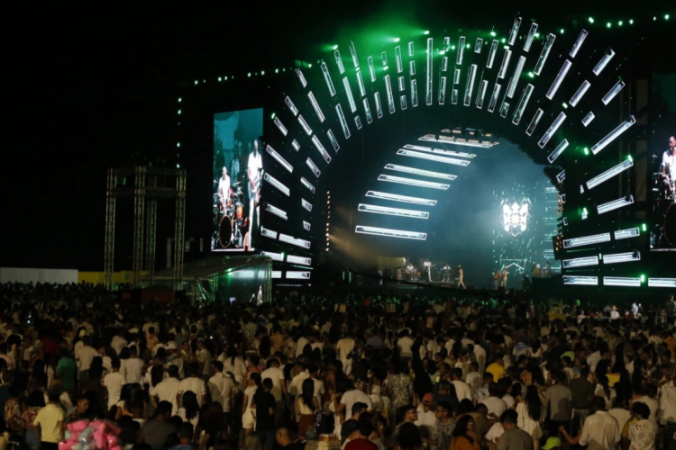 Multidão lota o Aterro da Praia de Iracema(foto: Barbara Moira)