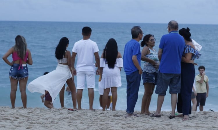 Vestir branco e pular sete ondas s&atilde;o pr&aacute;ticas originadas das religi&otilde;es de matrizes afro-brasileiras