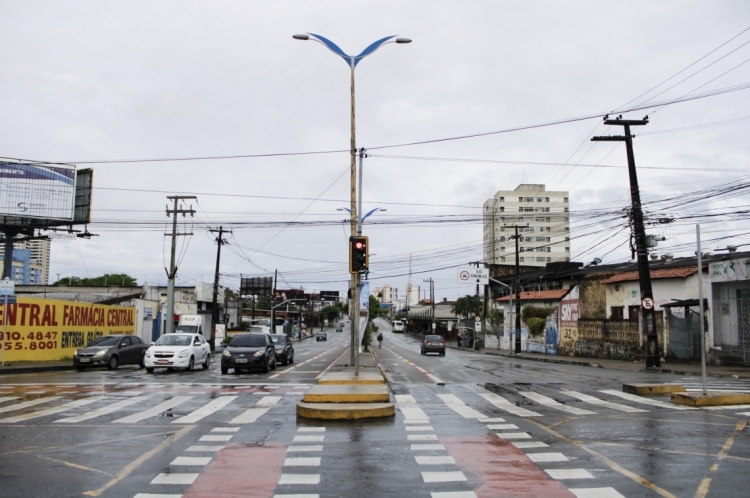 Chuva e trânsito calmo no primeiro dia do ano em Fortaleza