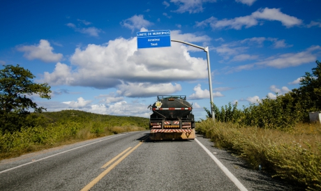 CE-176, entre os municípios de Tauá e Arneiroz. (FOTO: JÚLIO CAESAR/O POVO) 