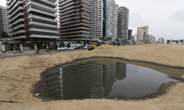 Obras das avenida Beira Mar, no bairro Meireles, com problemas de drenagem 
