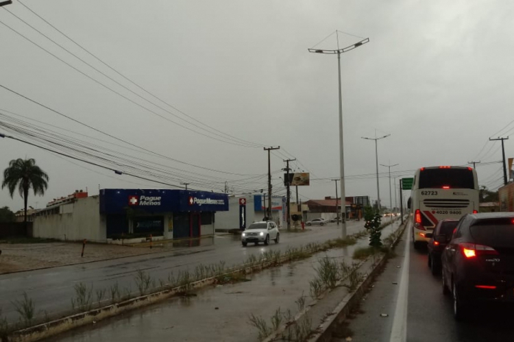Registro de chuva na CE 040, que liga o município de Eusébio a Fortaleza