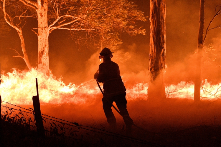 Australia, New South Wales, 31-12-2019, Bombeiro combatendo incêndio em floresta ao redor da cidade de Nowra, no estado de New South Wales, na Australia. (Foto: Saeed KHAN / AFP)