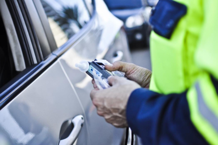 Agente de fiscalização segurando o bafômetro, para medir possível consumo de álcool de condutores de veículos.