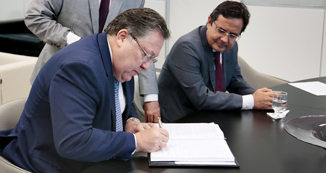 ￼ VALDOMIRO TÁVORA assinou portaria. Ao lado o conselheiro Edilbeto Pontes (Foto: J. Clécio Farias/Assessoria do TCE)