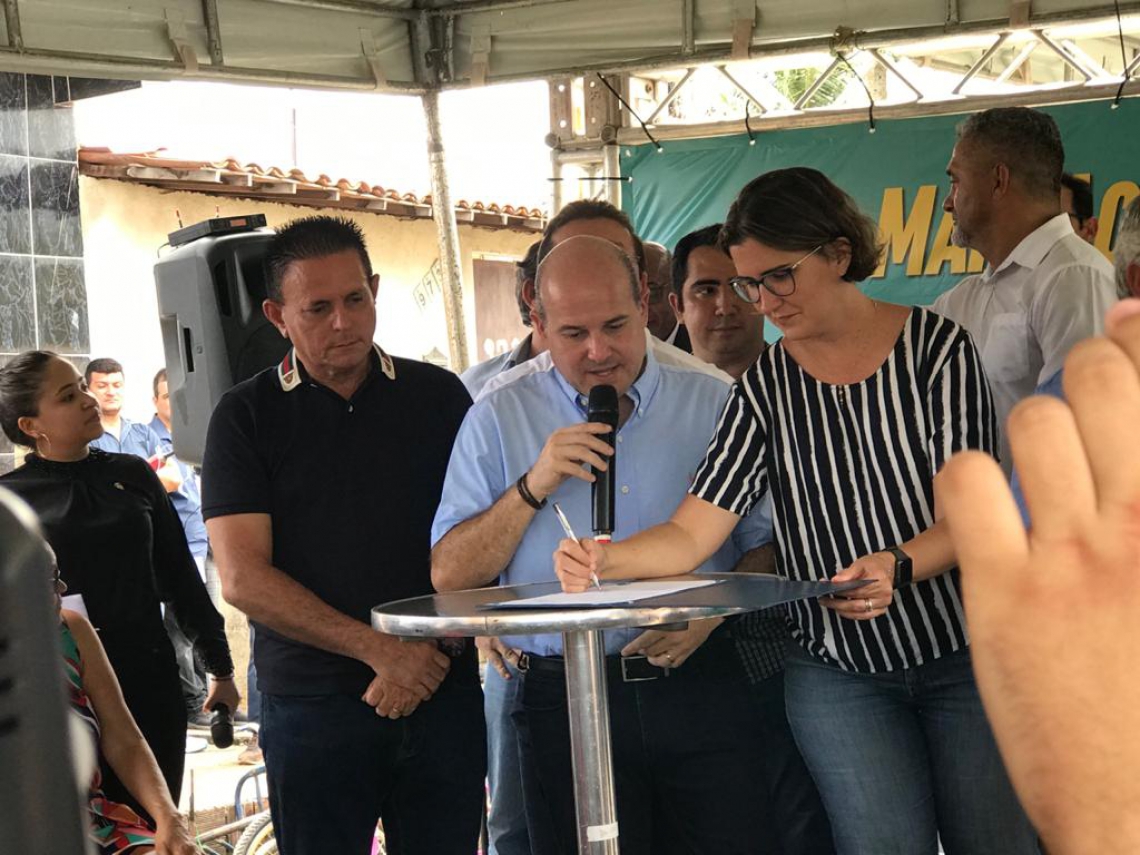 Prefeito e secretária de Infraestrutura assinam abertura de obra de serviço 