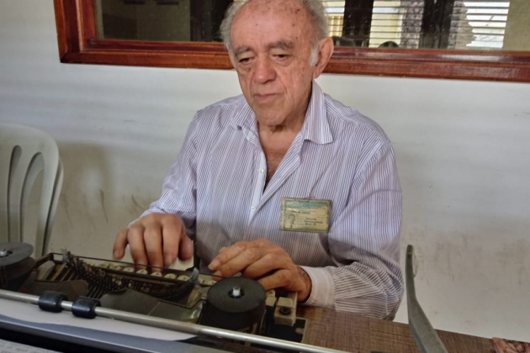 Huberto Cabral utiliza máquina de datilografia até hoje para produção de textos