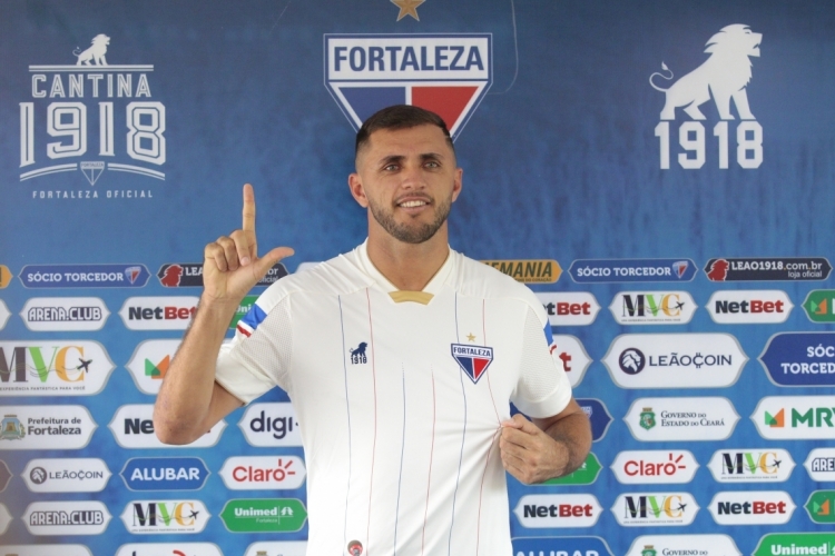 Edson Cari&uacute;s na sua coletiva de apresenta&ccedil;&atilde;o, no in&iacute;cio do ano 