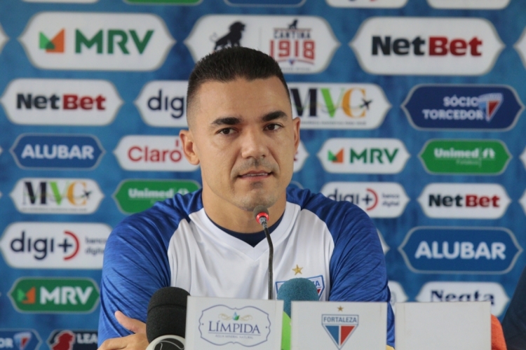 FORTALEZA - CE, BRASIL, 07-01-2020: Coletiva de Felipe Alves, goleiro. Sala de imprensa do Fortaleza. Treino do Fortaleza. Reapresentação dos jogadores no CT Ribamar Bezerra em Maracanaú.  (FOTO: JÚLIO CAESAR / O POVO)