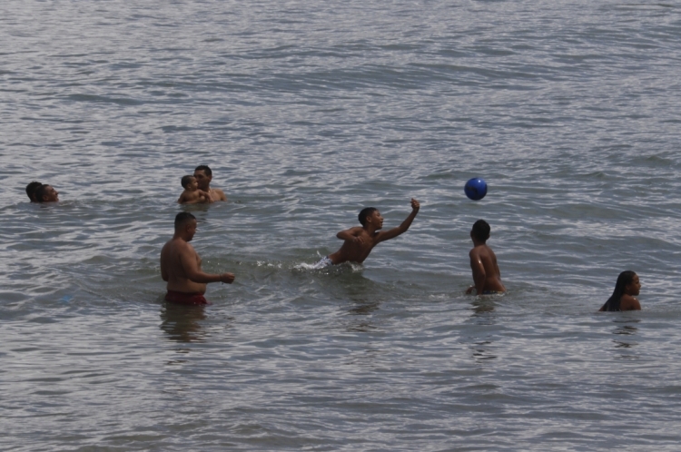 Praia do Náutico registra número de banhistas significativo durante obras da Beira Mar.