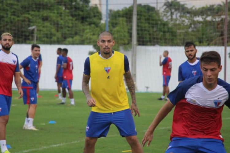 De colete amarelo, João Paulo já treina com seus companheiros no CT Ribamar Bezerra 