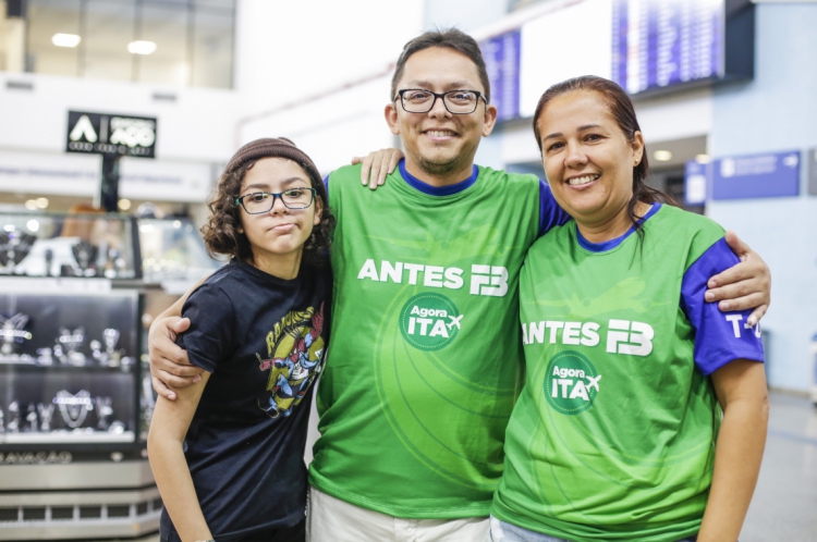 A família de Beatriz Feitosa se despediu da filha com muitas lágrimas e sensação de dever cumprido. (Foto: Thais Mesquita/O POVO)