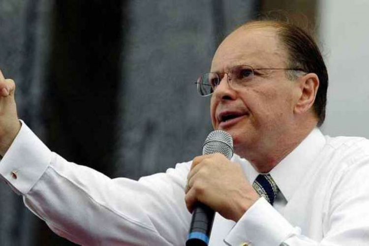 Bispo pede dinheiro a fi&eacute;is em v&iacute;deo