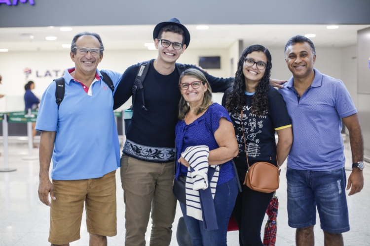FORTALEZA, CE, BRASIL, 10-01-2020: Familiares do Jo&atilde;o Pedro no embarque para sede do ITA em S&atilde;o Jose dos Campos (Foto: Thais Mesquita/O POVO)