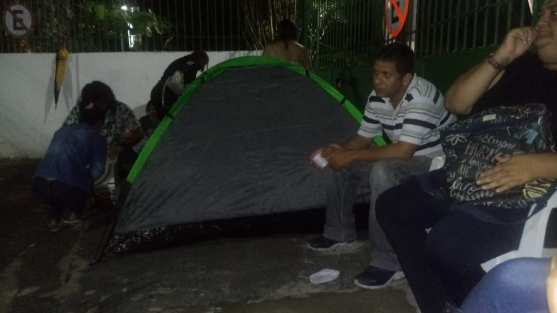 Professores acampam para conseguir vagas em escolas 