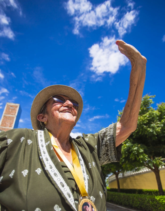 Dona Lurdinha Leite, 83, Profetisa da Chuva, prevê um bom inverno baseada em experiências com pedras de sal (Foto: AURELIO ALVES)