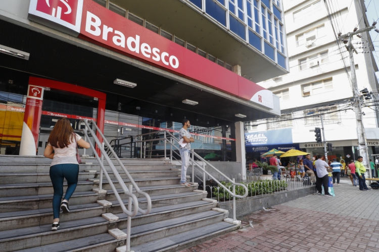 Bradesco implementa política de redução de custos e fecha 1.083 agências e demite 7.754 funcionários em 2020