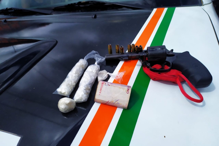 Polícia prende homem e apreende menor com drogas, armas e dinheiro em Caucaia.