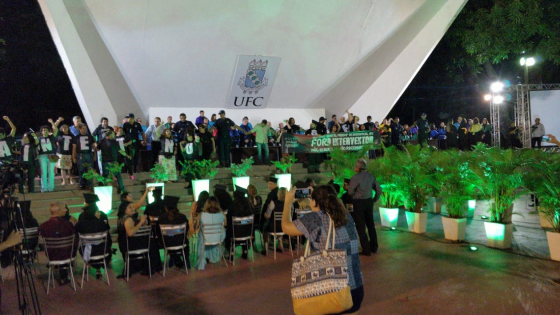 Grupos de movimentos sociais protestaram na noite desta terça-feira, 14, na Concha Acústica da UFC Grupos de movimentos sociais protestaram na noite desta terça-feira, 14, na Concha Acústica da UFC