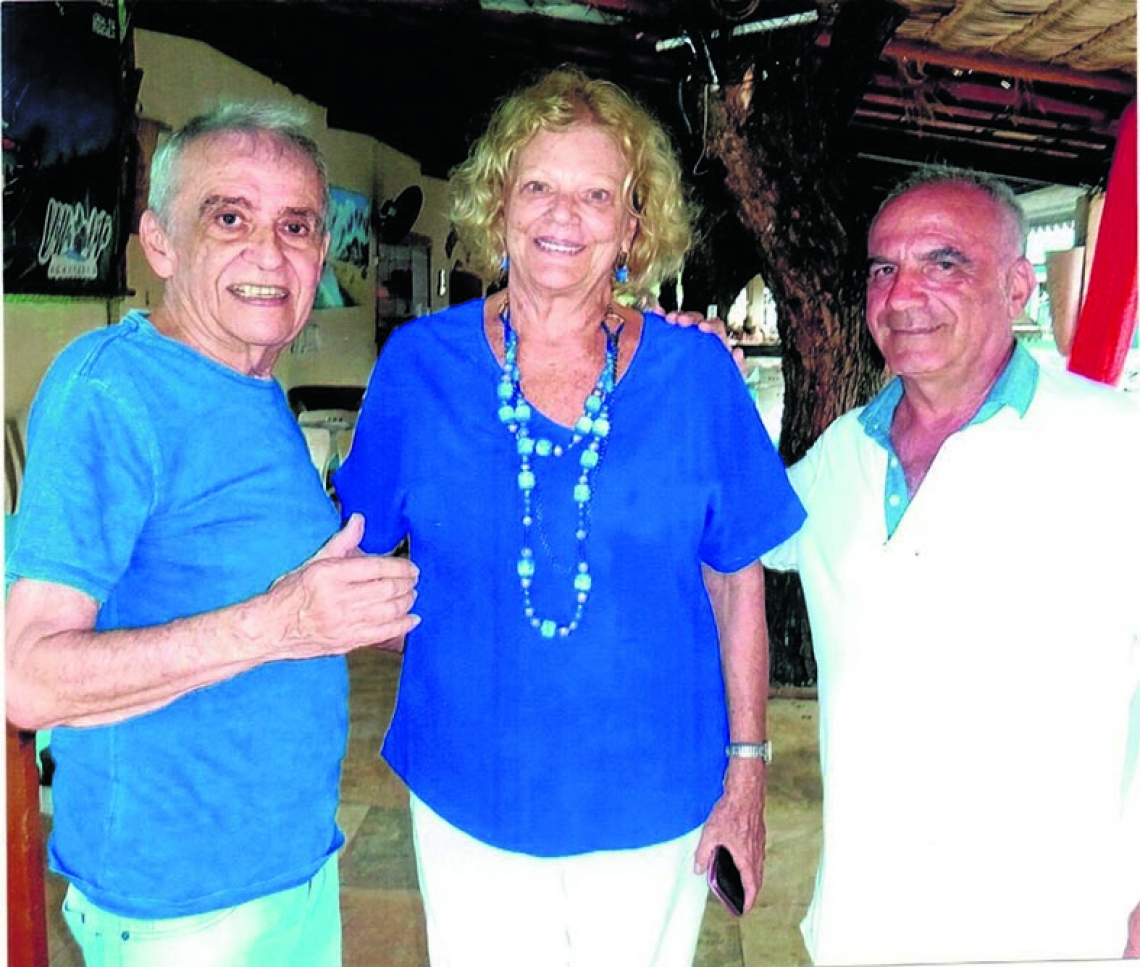 Com jornalista Liana Sabo e restauranteur de Brasília, Rosário Tessier, no Varandas
 (Foto: )