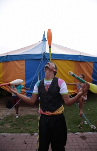 O malabarista Xavier Ruiz &eacute; da Venezuela e j&aacute; participou de mais de 15 conven&ccedil;&otilde;es de circo (FOTO: J&Uacute;LIO CAESAR / O POVO)