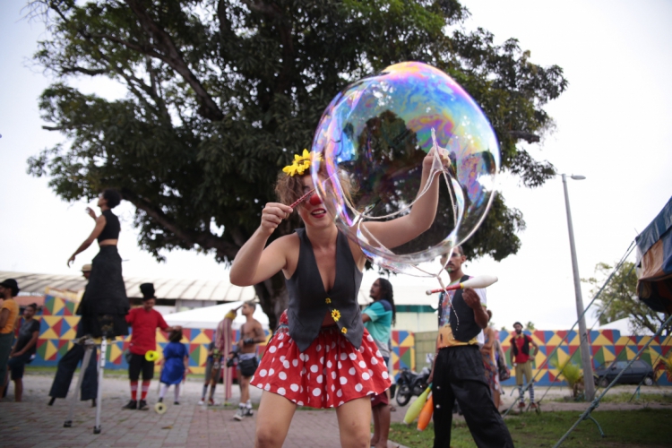 A palha&ccedil;a Limonada veio direto do Rio de Janeiro para a 20&ordf; Conven&ccedil;&atilde;o Brasileira de Malabarismo e Circo, no Eus&eacute;bio. (FOTO: J&Uacute;LIO CAESAR / O POVO)