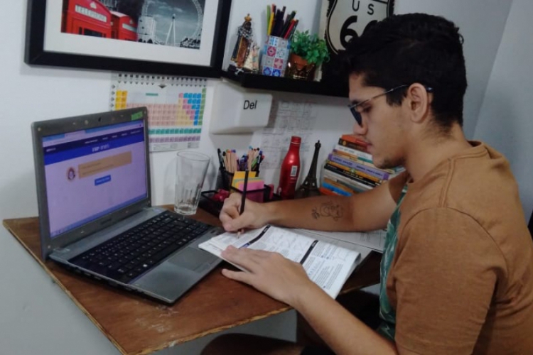 Lucas tem 20 anos e sonha cursar medicina 