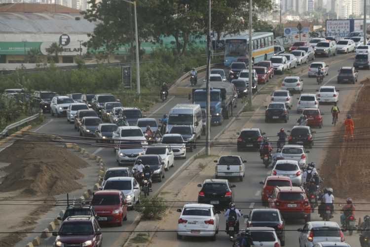 ￼avenida Alberto Craveiro, no bairro Dias Macedo, está interditada para obras de drenagem e pavimentação