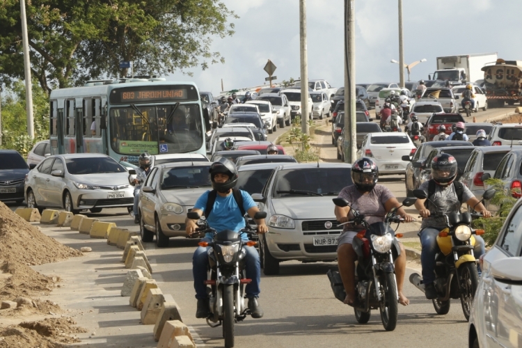 FORTALEZA, CE, BRASIL, 20-01-2020: Obras naq avenida Alberto Craveiro, no bairro Dias Macedo, causa transtorno e engarrafamento aos ve&iacute;culos daquele local. (Foto: Mauri Melo/O POVO).
